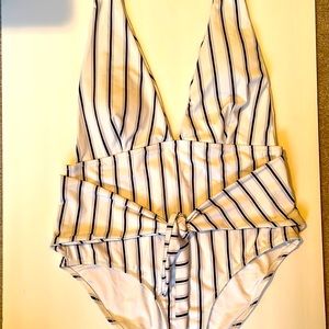 Hi this is a adorable black and white one piece swimsuit high rise Cupshe